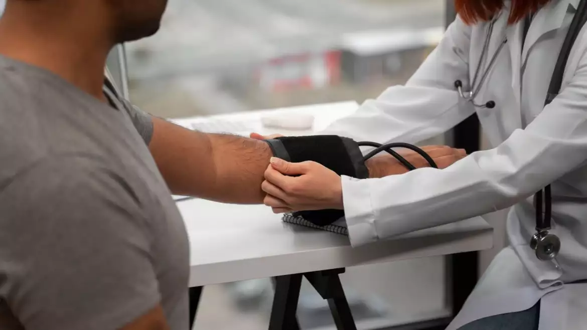 醫療單位應該怎樣協助感染者管理血壓？